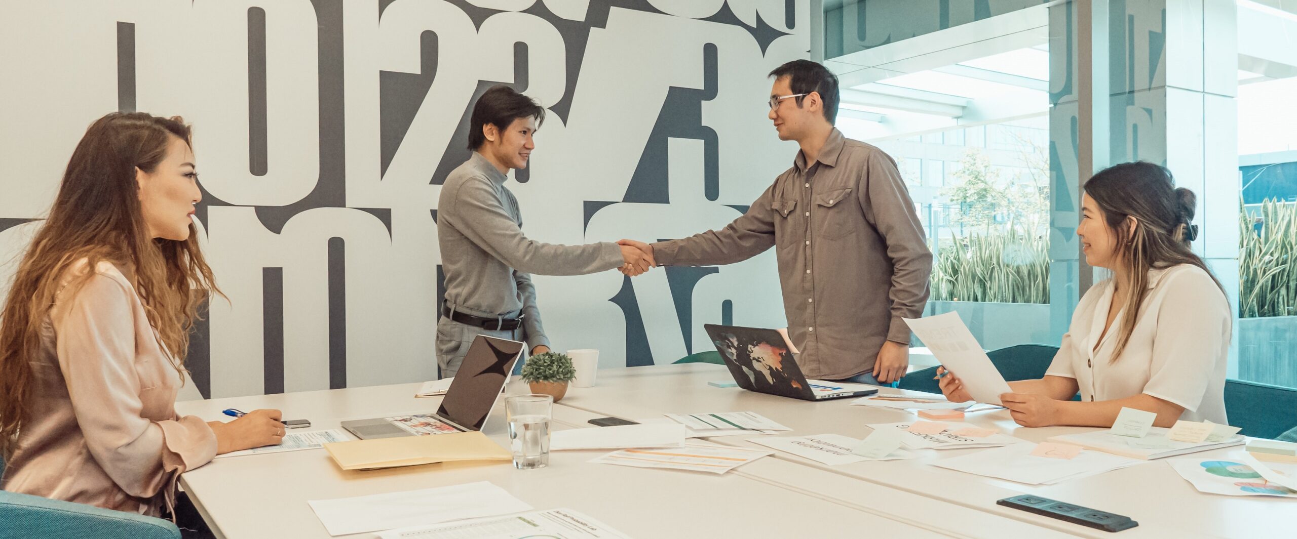https://www.pexels.com/photo/a-group-of-people-having-a-meeting-in-the-office-7651709/