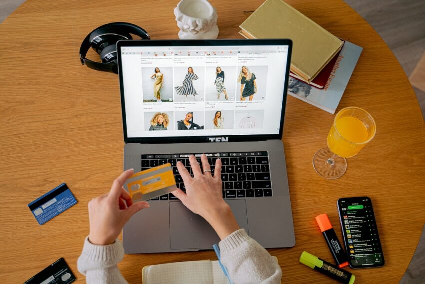 https://www.pexels.com/photo/photo-of-a-person-shopping-online-6207736/